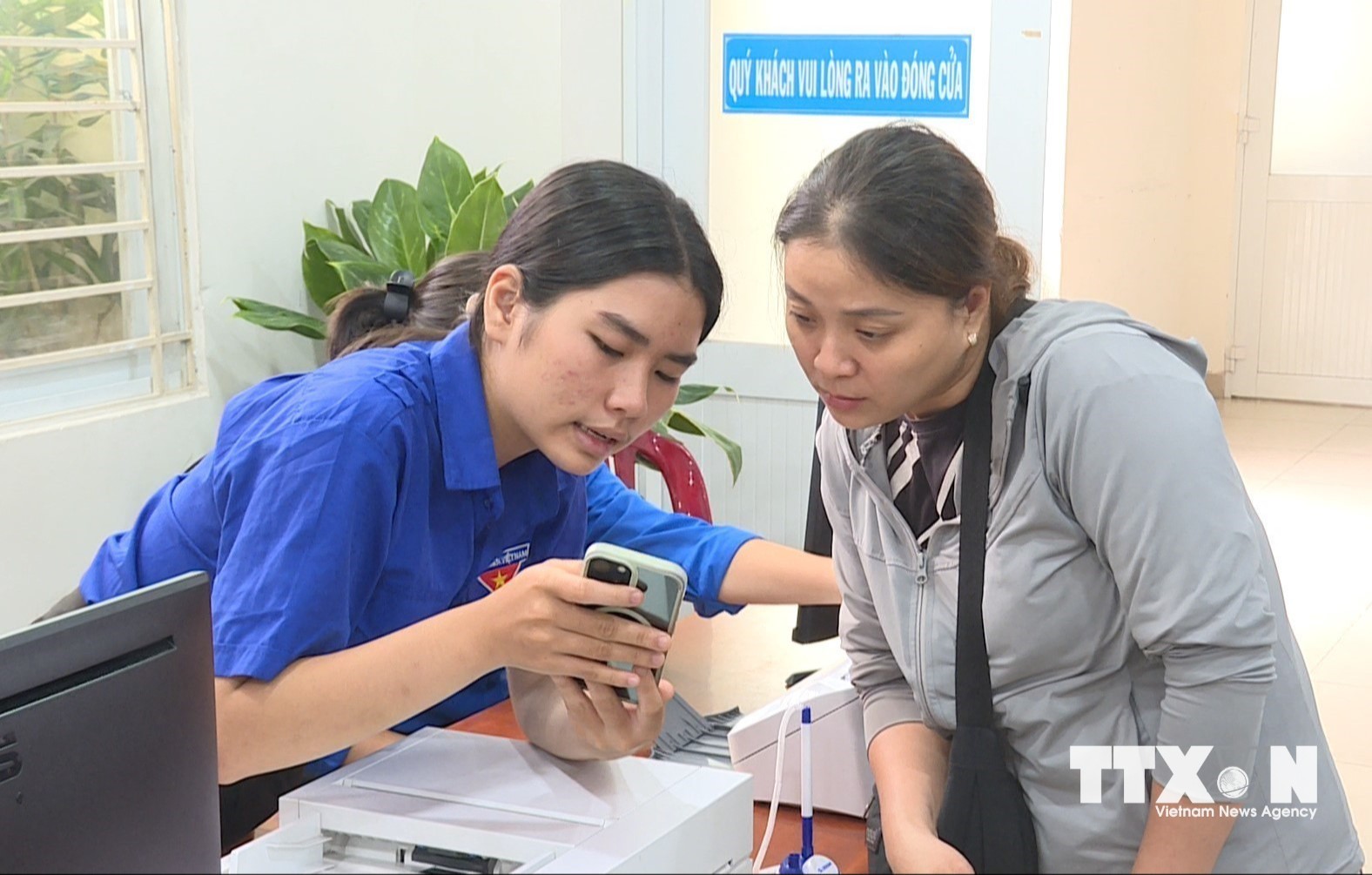 Những “Đại sứ số” sẽ hỗ trợ người dân thực hiện các thủ tục hành chính trên Cổng dịch vụ công Quốc gia nhanh chóng và thuận tiện. (Ảnh: Hữu Duyên/TTXVN)